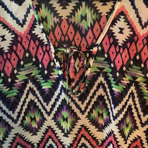 Francesca's Sheer Tunic Top Size S/M Short Sleeve V Neck Navy Pink & Green - Picture 6 of 7